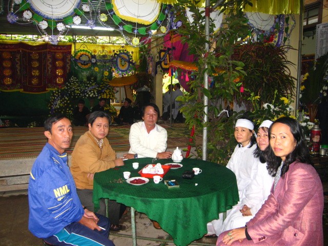 4-KMH chia buon cung gia dinh.jpg